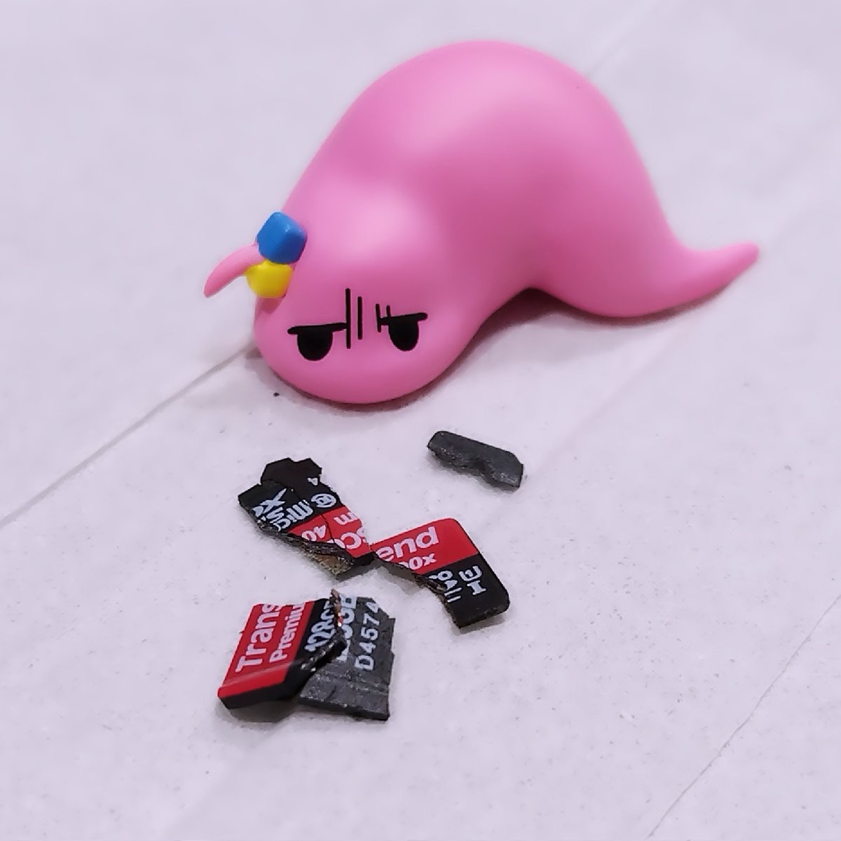 shigotonekossan's tweet image. スマホの #MicroSD カード、
何としても復活させようと頑張ったけれど、諦めました。
#Transcend の永久保証が付いていたけれど、
8年も使ったし大容量になっているので買い替え。
128GBから1Tになりました。
データは定期的にバッグアップしてあったので無事復旧。
あとは破壊して捨てるのみ・・・…