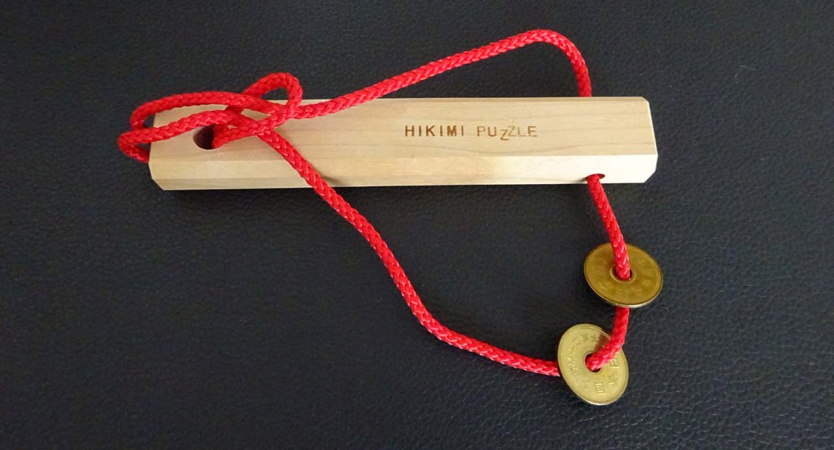 探し物をしていたら行方不明になっていたパズルが出てきた。木の棒が邪魔をして２枚の５円玉は離ればなれになっている。１枚を移動して２枚を同じ側に並べるのが目的。わかってしまうと簡単にできるけれどもそうなるまでが大変。10月にパズルを楽しむ小さな会があるので持っていこうと思う。