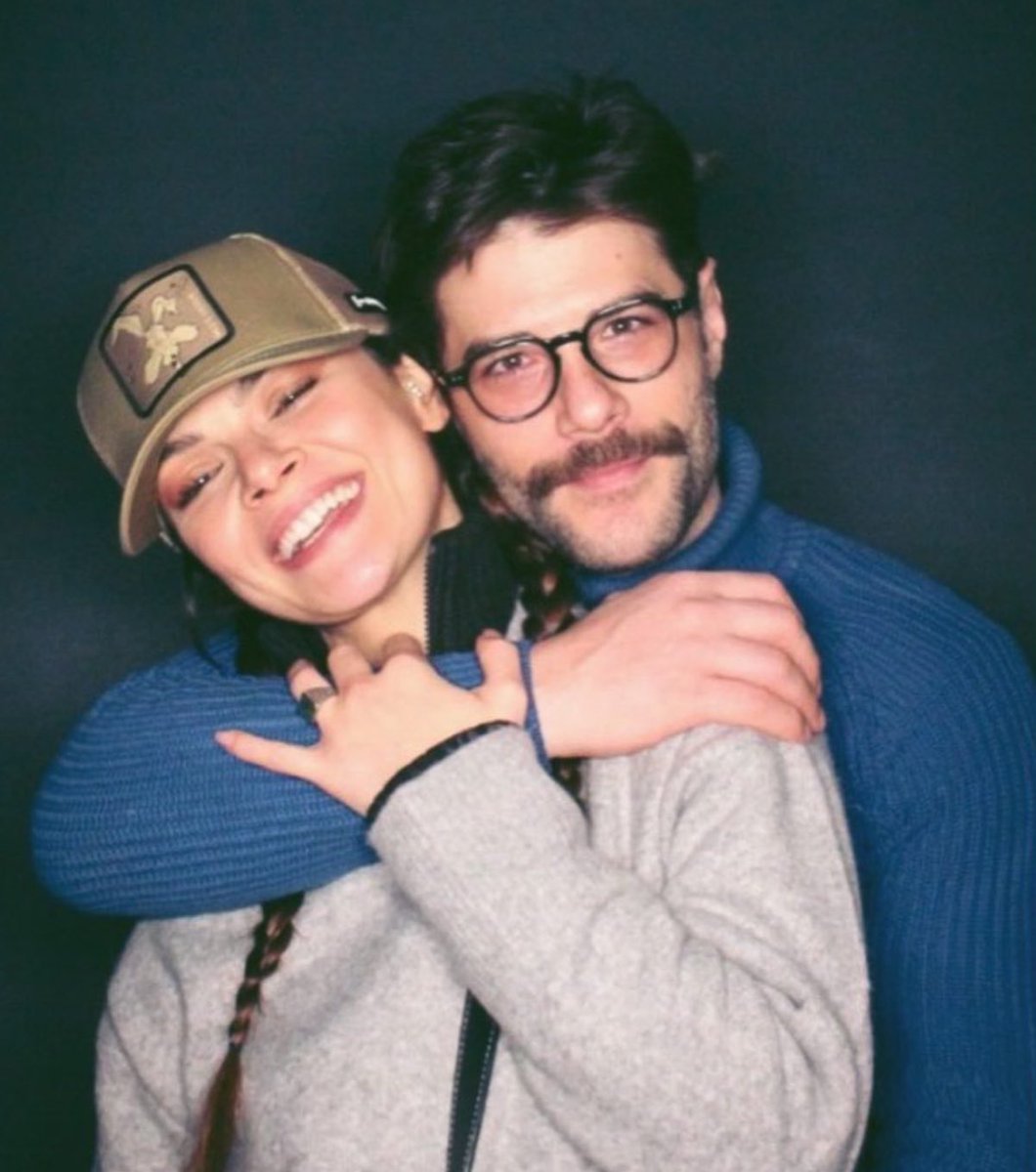 eski menajerlik şirketinde tanıştılar sevgili oldular daha sonra beraber şirketten ayrıldılar bir süre sonra yeniden aynı menajer şirketinde çalışıyorlar onların birbirinden kopamayış