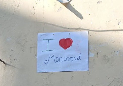 DixitDiwakerdxt's tweet image. हरिगढ़ के अकराबाद थाना क्षेत्र में लगे I love मोहम्मद के पोस्टर, आज जुमे के दिन लगाए गए पोस्टर @aligarhpolice @Uppolice