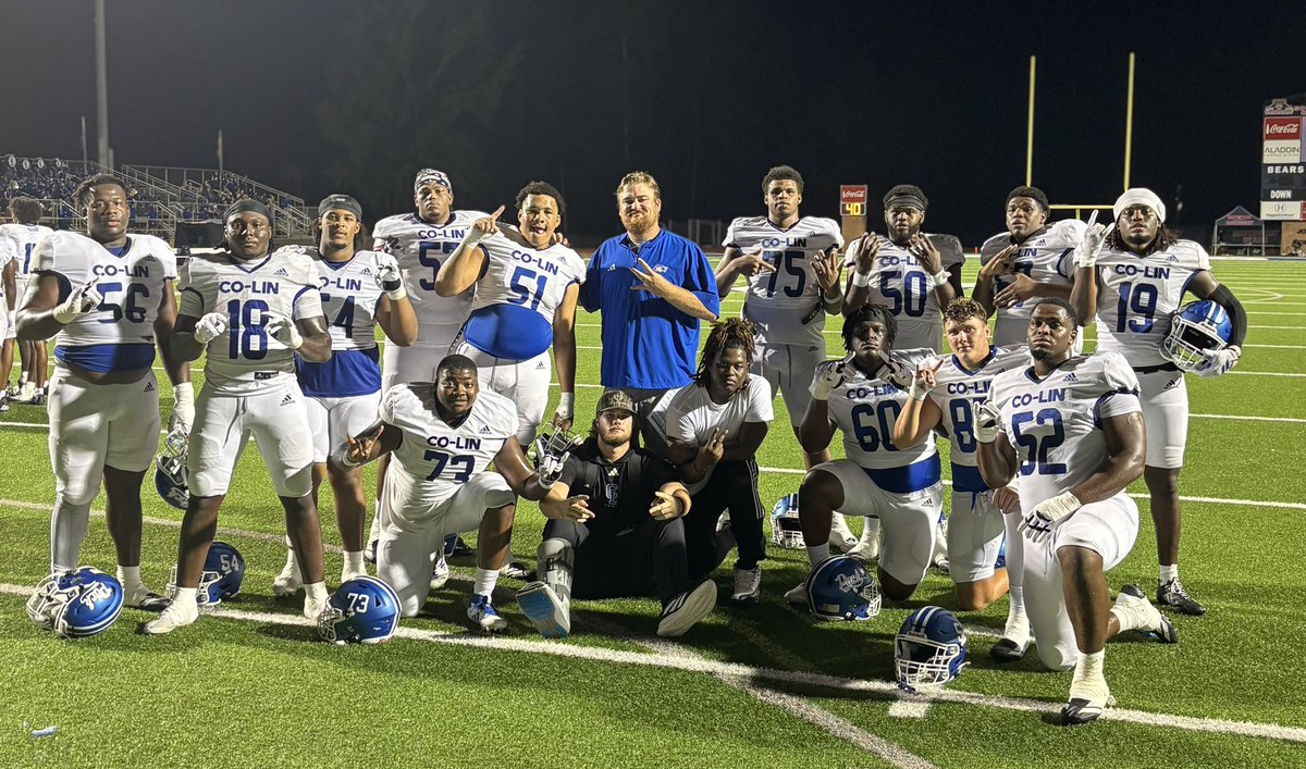 coachfleming17's tweet image. Nothing better than the Post Game Victory Photo!! 🔵🐺⚫️ #Wolves🆙 #JunkYardDawgs