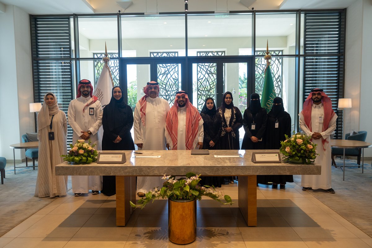 AGDarwish's tweet image. وقّعنا في #البحر_الأحمر_الدولية اتفاقيتي تعاون مع جمعية سكن للتنمية الأسرية وجمعية أملج الخضراء، لتعزيز التنمية المجتمعية وحماية البيئة في مناطق البحر الأحمر. نواصل التزامنا بتمكين أهالينا من مناطق البحر الأحمر وحماية الطبيعة، دعمًا لـ #رؤية_السعودية_2030 🇸🇦.