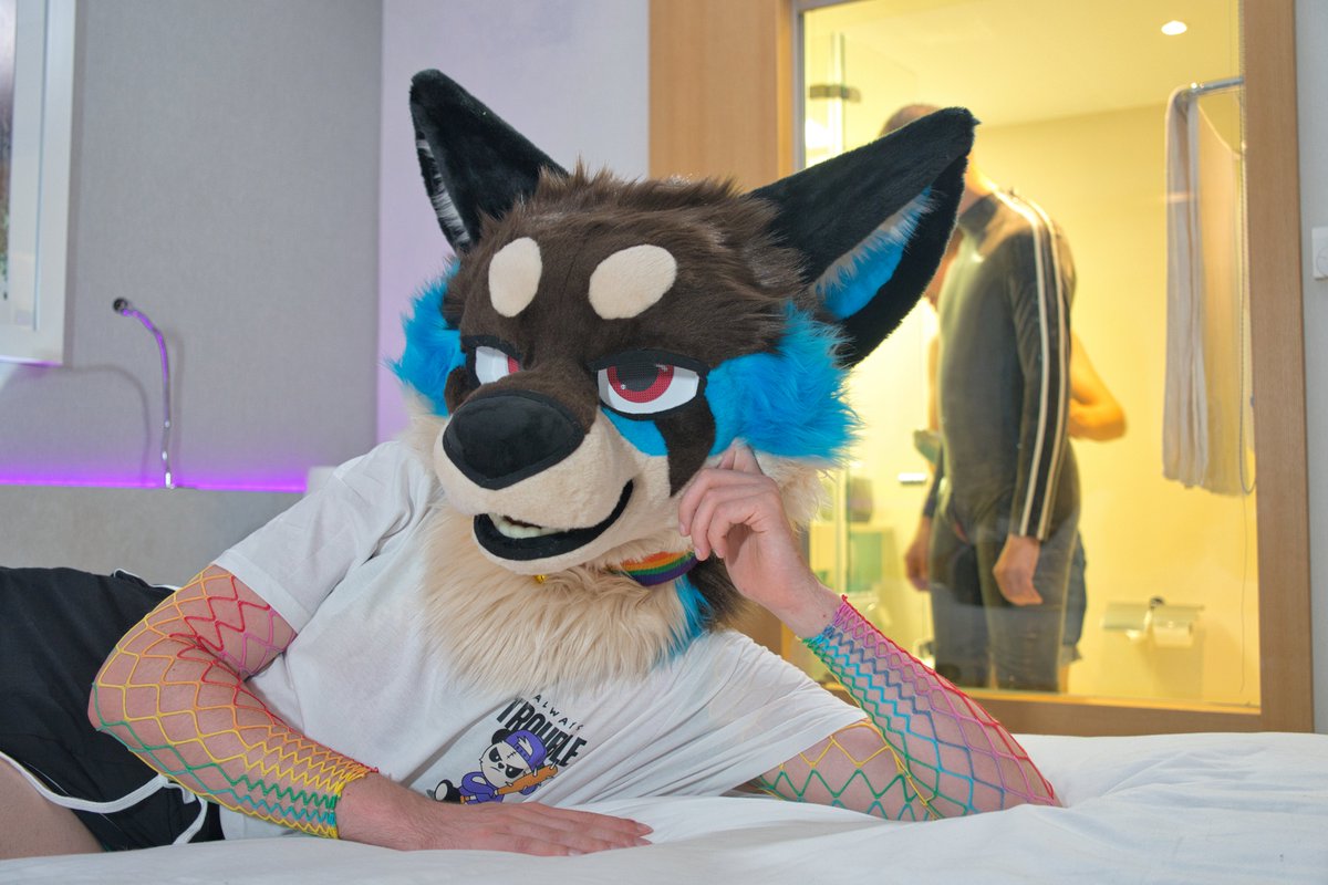 Got more spicy things in the works, but for now enjoy this creative censorship method by <a href="/LendavVR_AD/">Lendav AD 🏳️‍🌈🔜RFR, NFC</a> 

#FursuitFriday #Eurofurence29