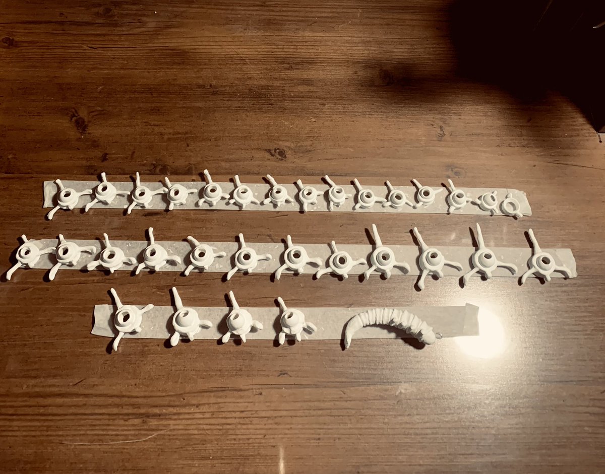 せっせとこんな物(？)作っています。
何になるのかな…？🤗

一つ一つランダムな形に作りました。

順番があるのでバラけないようにマスキングテープの上で止めています。