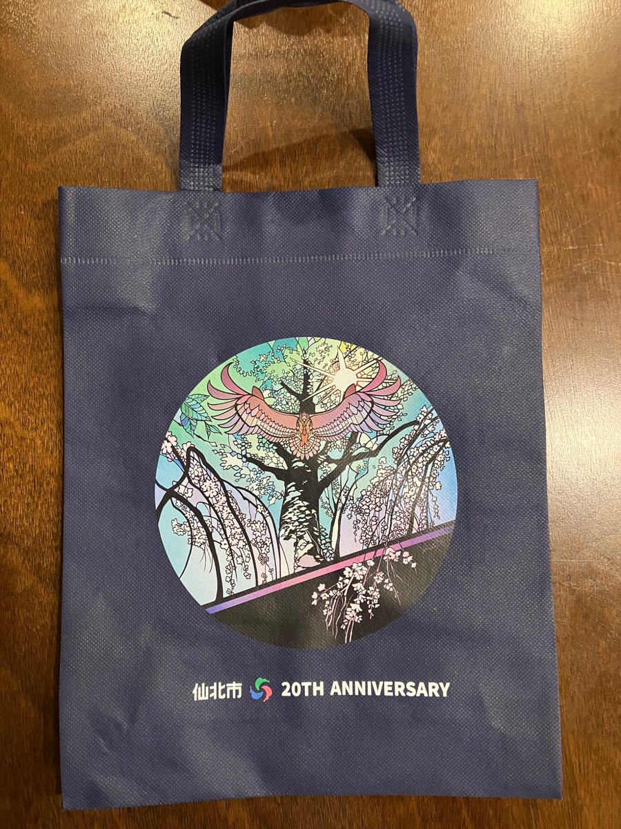 karindrops's tweet photo. 9月14日に行われた秋田県仙北市市制20周年式典にて記念誌とバッグに私の『紡ぐ光』を使用していただきました。市の鳥・花・木を描いた作品で、個展後に市へキャンバスプリントを贈呈しております。 https://t.co/R6Qj46b7cB