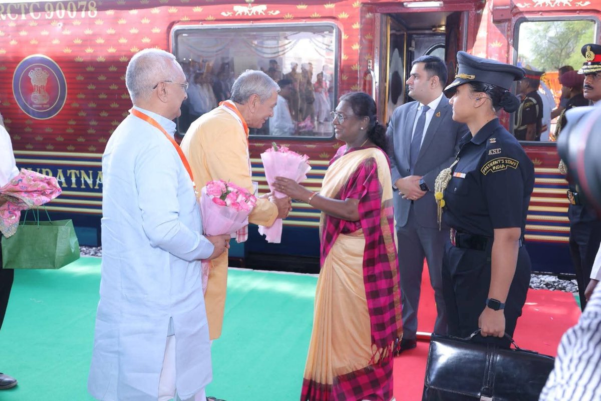 depressedexpre's tweet photo. देश की प्रथम नागरिक राष्ट्रपति द्रौपदी मुर्मू कल मथुरा आयीं। उनके आगमन पर अगुवाई करने न तो मुख्यमंत्री आये और न ही राज्यपाल आयीं। उत्तर प्रदेश सरकार की ओर से सिर्फ एक मंत्री लक्ष्मी नारायण चौधरी पहुँचे। 

वह दलित-आदिवासी को पद तो देंगे, लेकिन प्रतिष्ठा और सम्मान नहीं दे सकते। https://t.co/zpQImzhwLV