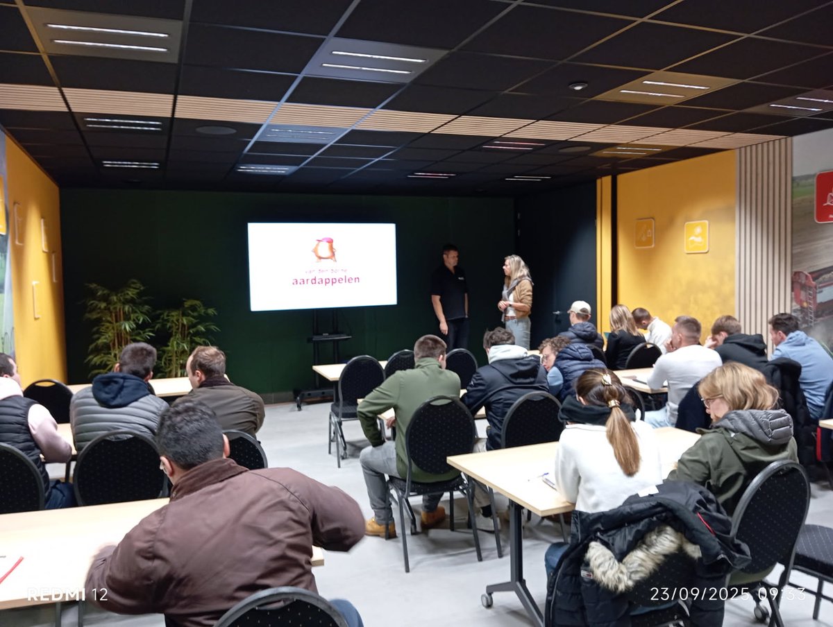 CfppaLeParaclet's tweet image. Journée 2 du voyage d&apos;études aux Pays-Bas des BTS #ACD. 🇳🇱
Le matin : visite de l&apos;exploitation VD Borne.
👉1 exploitation de 900 ha qui produit pommes de terre, betteraves sucrières, maïs, oignons, pois, blé, orge.
👉1 ferme spécialisée en #agriculture de précision depuis 2009.