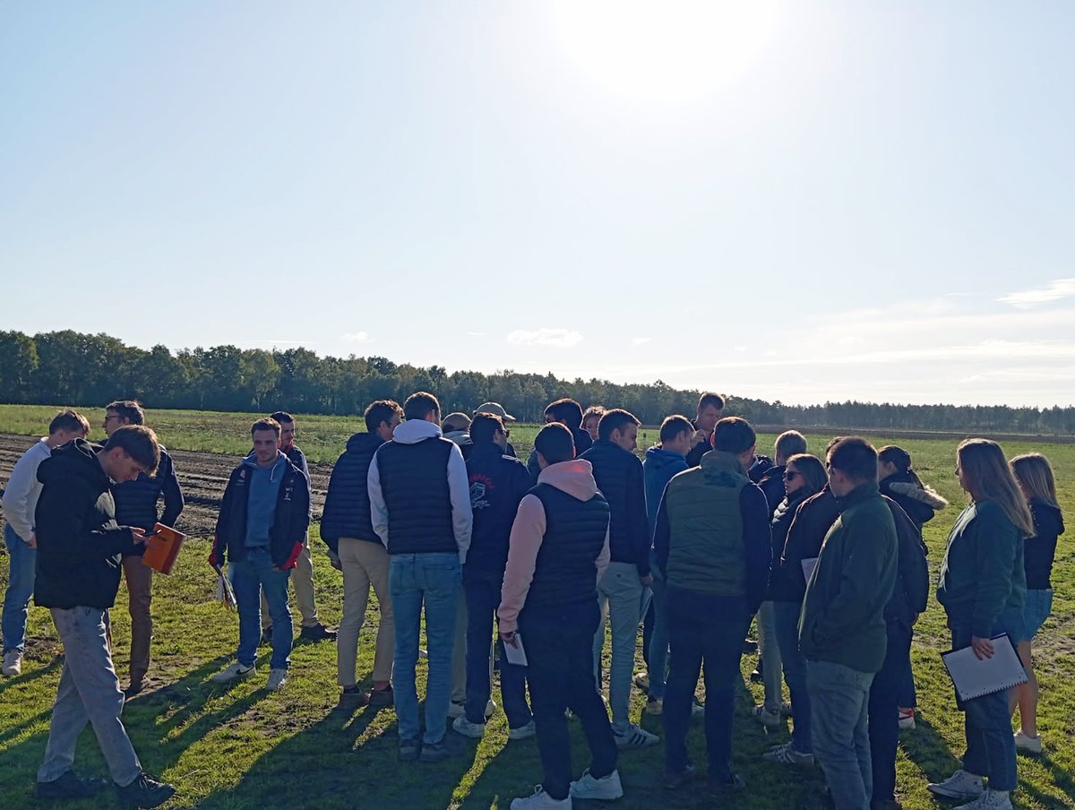 CfppaLeParaclet's tweet image. Journée 2 du voyage d&apos;études aux Pays-Bas des BTS #ACD. 🇳🇱
Le matin : visite de l&apos;exploitation VD Borne.
👉1 exploitation de 900 ha qui produit pommes de terre, betteraves sucrières, maïs, oignons, pois, blé, orge.
👉1 ferme spécialisée en #agriculture de précision depuis 2009.