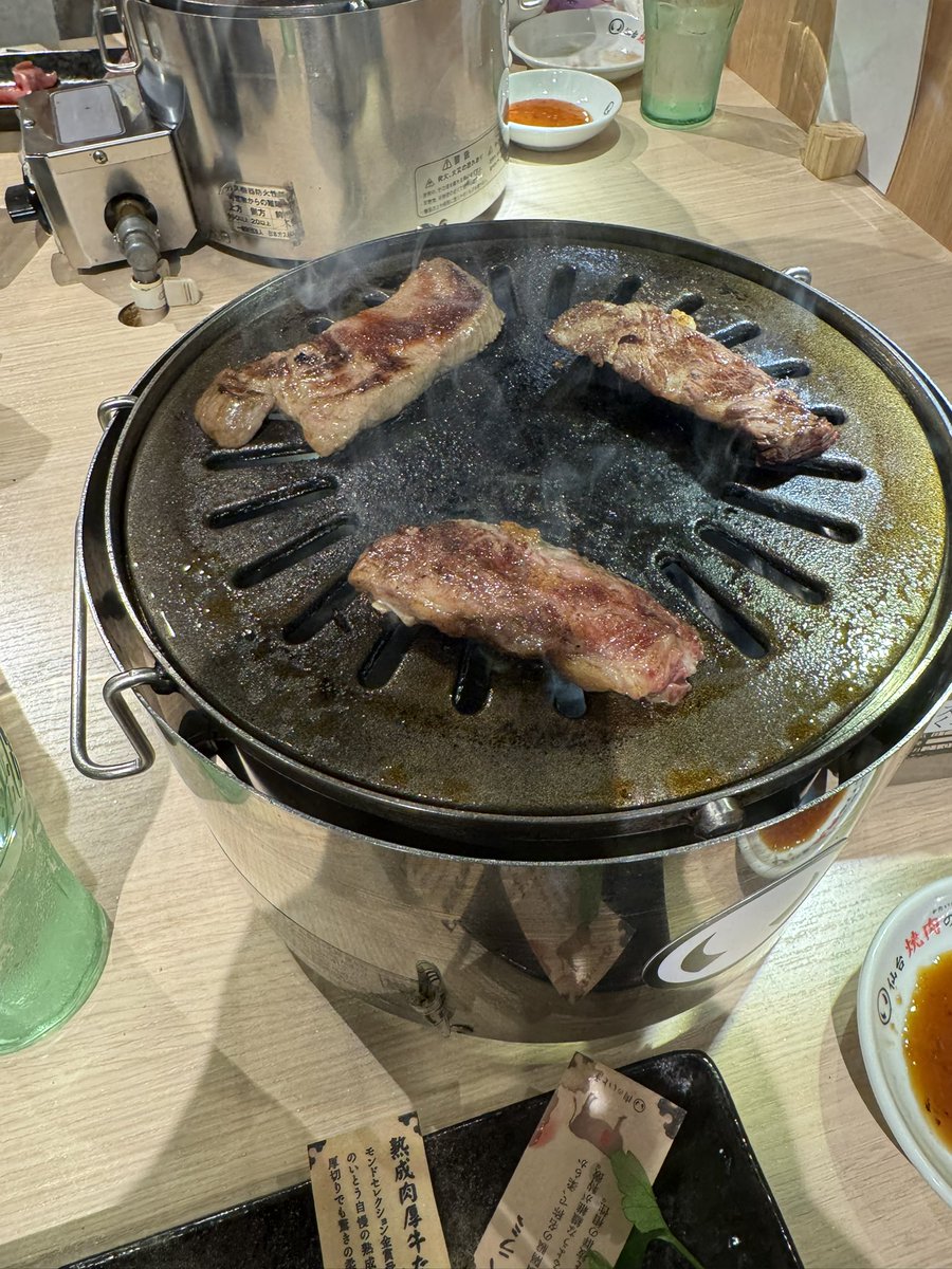 maruko01385's tweet image. 焼肉のいとう仙台駅前店
肉のいとうアンバサダー3人でランチに伺いました

私はハラミと肉厚牛たんのセットをチョイス🥢

一人一つの焼き台に、引き出しの中に、箸やお皿、ストロー、エプロンが！

それぞれの焼き加減で、それぞれの味付け
美味しく楽しいランチでした😋

#肉のいとうアンバサダー