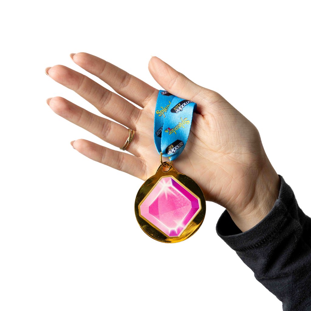 El mes que viene sale a la venta la versión infantil del juego de gestión de gemas y viene de promo con una pedazo de medalla de Zinc de 5 cm. 

¡Consíguela reservando ya tu juego! #HobbyNext