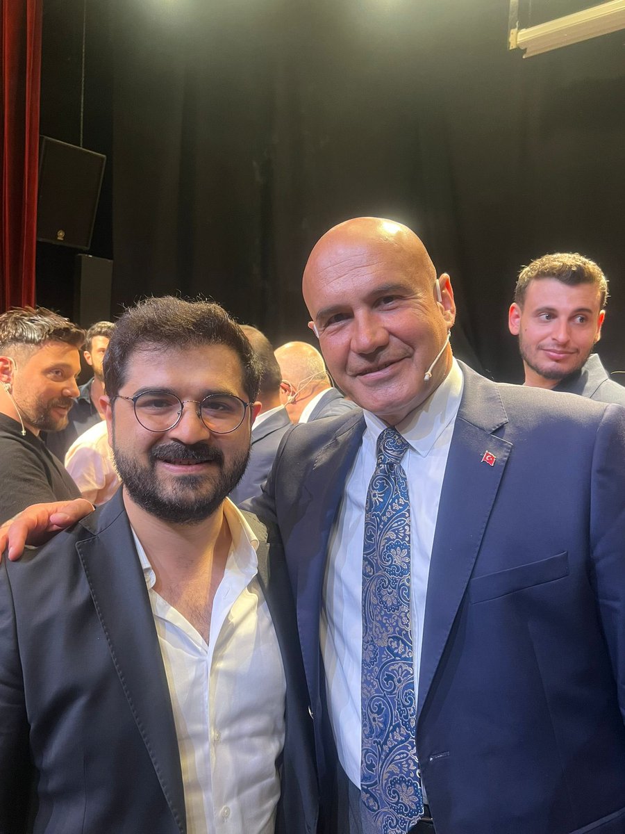 Dün akşam çekilen Mevzular Açık Mikrofon “Doktorlar Özel”programına İstanbul şubemiz adına meslektaşlarımızın görüş ve sorularını iletmek üzere YK üyemiz Dr.Orhan Veli Keskin katılmıştır.
Hekimin ve hekim haklarının konuşulduğu her yerde olmaya devam edeceğiz.
 Davetleri için