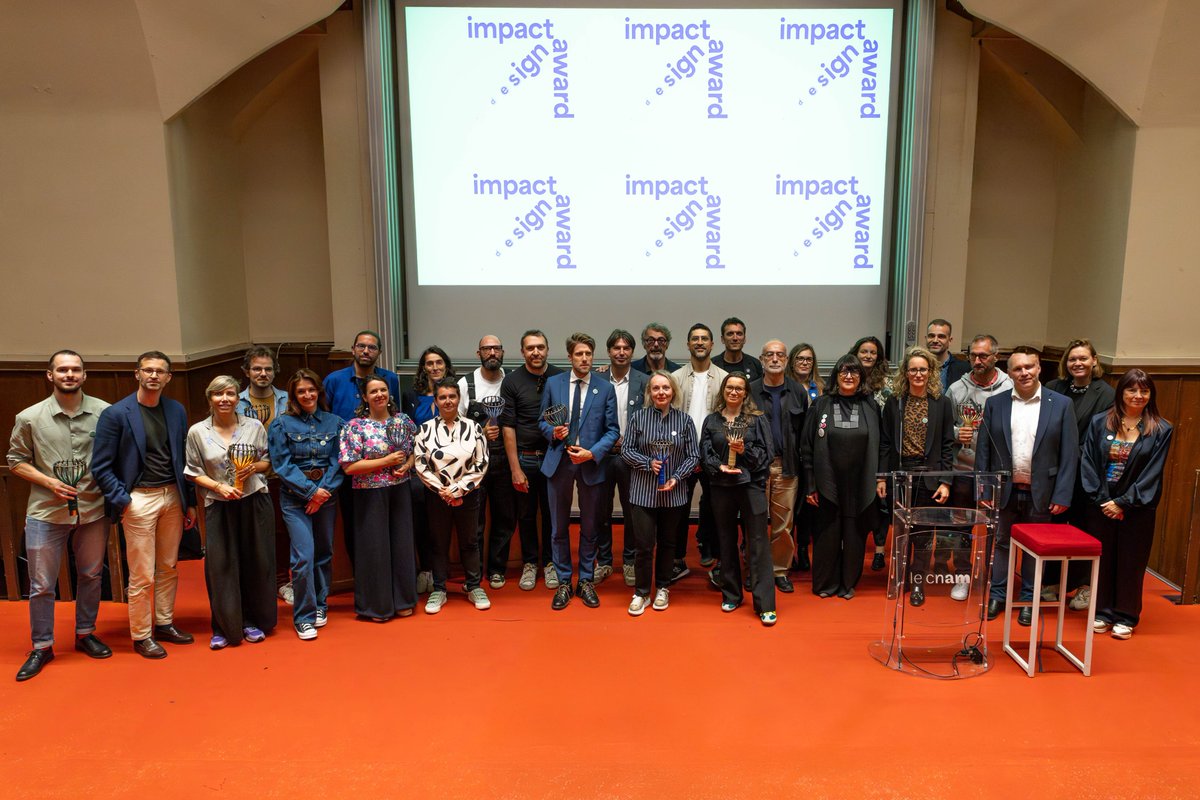 RATPGroup_Terr's tweet photo. [Prix] La #RATP, membre du conseil d'administration de l'Association pour la Promotion du Design, a soutenu la 1ère édition du FRANCE DESIGN IMPACT AWARD, nouveau prix national dédié au design à impact (environnemental, social, économique). À cette occasion, Agnès Ogier, directrice de la Business Unit Services Ferrés (métro et RER) RATP, a remis le Prix de la réinvention à l’agence de design @entreautre et à l’entreprise @caeli_energie, pour leur rafraîchisseur d’air innovant, conçu et fabriqué en France. Cette solution affiche un rendement énergétique cinq fois supérieur à celui d’un climatiseur classique. Cette récompense illustre l'engagement de la RATP en faveur de l'innovation responsable, du design au service des usages et de la sobriété énergétique sur l’ensemble de son réseau.