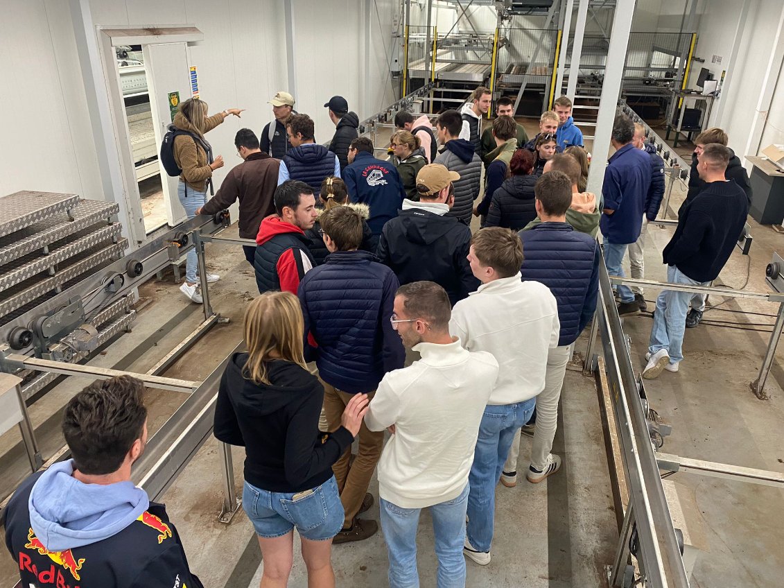 CfppaLeParaclet's tweet image. Journée 2 du voyage d&apos;études aux Pays-Bas des BTS #ACD. 🇳🇱
L’après-midi : visite de l’entreprise Trayplant spécialisée dans la multiplication de plants de #fraises et de #framboises à partir de boutures. 
Circuit d&apos;irrigation avec recyclage, serres équipées de panneaux solaires…