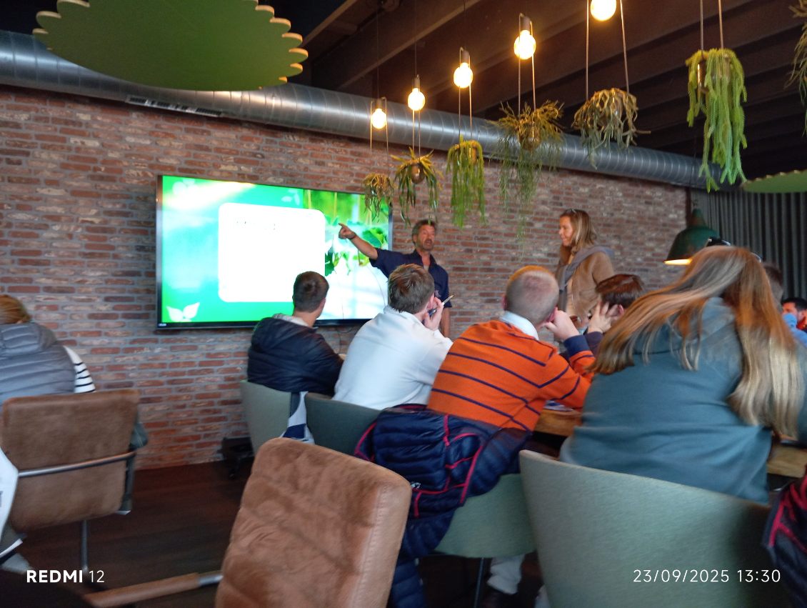 CfppaLeParaclet's tweet image. Journée 2 du voyage d&apos;études aux Pays-Bas des BTS #ACD. 🇳🇱
L’après-midi : visite de l’entreprise Trayplant spécialisée dans la multiplication de plants de #fraises et de #framboises à partir de boutures. 
Circuit d&apos;irrigation avec recyclage, serres équipées de panneaux solaires…