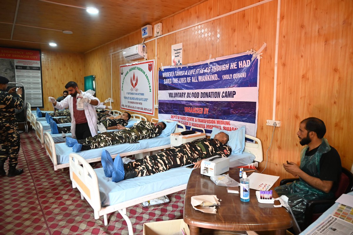 10BnSSB_INDIA's tweet image. #SwasthNariSashaktParivarAbhiyaan के अंतर्गत @10BnSSB_INDIA #Srinagar ने #SMHS Hospital के सहयोग से #BloodDonationCamp आयोजित कर मानवता व सामाजिक उत्तरदायित्व की प्रेरणादायी मिसाल पेश की। #SSB @SSB_INDIA #CAPFUnity @DSDadwal124885 @Brijesh0787 @SSBSHQSRINAGAR @diprjk