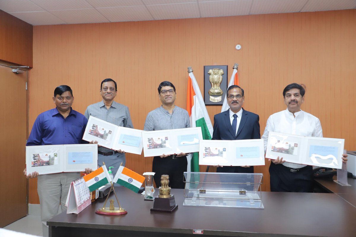 college_slc's tweet image. A special postal cover was officially released today commemorating Sashtipoorthi of SLC by India Post ⁦@PMOIndia⁩ ⁦@ugc_india⁩ ⁦@EduMinOfIndia⁩ ⁦@UnivofDelhi⁩ ⁦@IndiaPostOffice⁩ ⁦@narendramodi⁩ ⁦@dpradhanbjp⁩ ⁦@rashtrapatibhvn⁩ ⁦