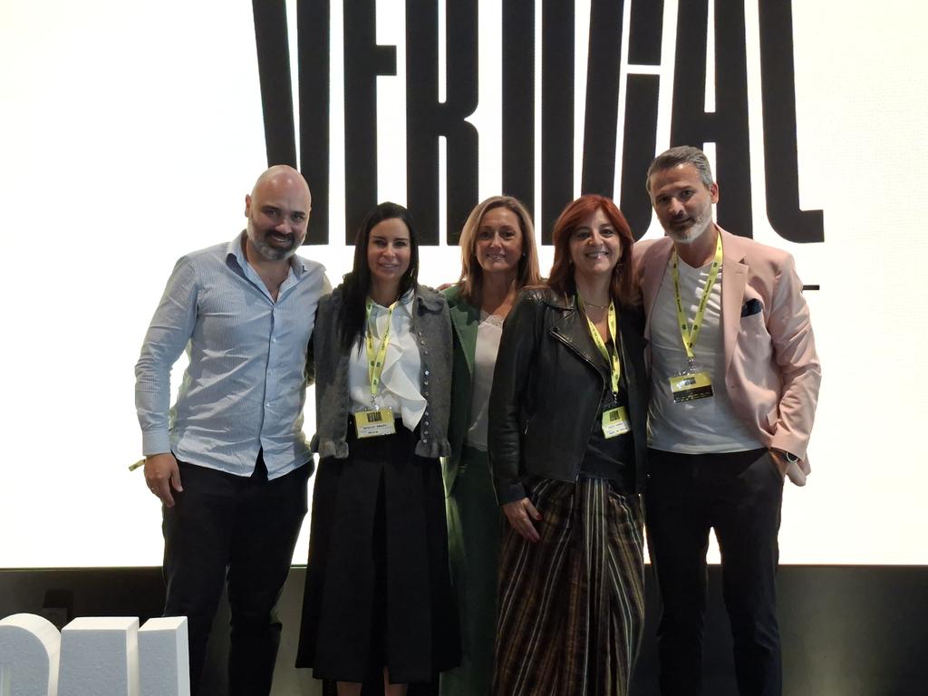 LuisaSanchzVigo's tweet photo. 🚀 Más de 130 firmas representadas y 200 asistentes al #VerticalSummit
Segunda edición y segundo éxito de un encuentro empresarial que ojalá se consolide en #Vigo
🤝 Espero que, además de servir de inspiración, el evento haya propiciado un gran intercambio de contactos 📇 https://t.co/r59EWFjezj