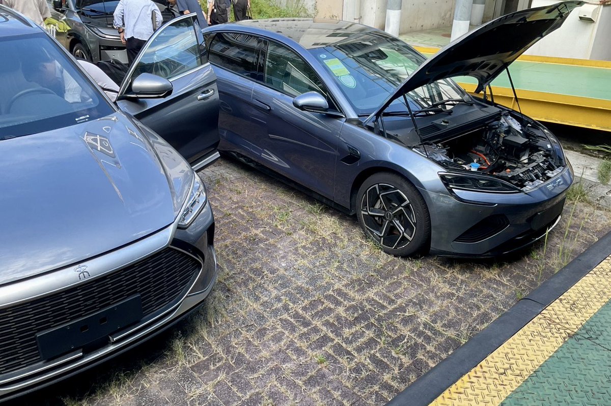 Blaues_Auto's tweet photo. 仕事で華系BEVを見てきたけど内装・外装は意外と良くできてびっくり。値段落ちてきたらセカンドカーで買ってみようかな笑 https://t.co/jvEFjjfdvt