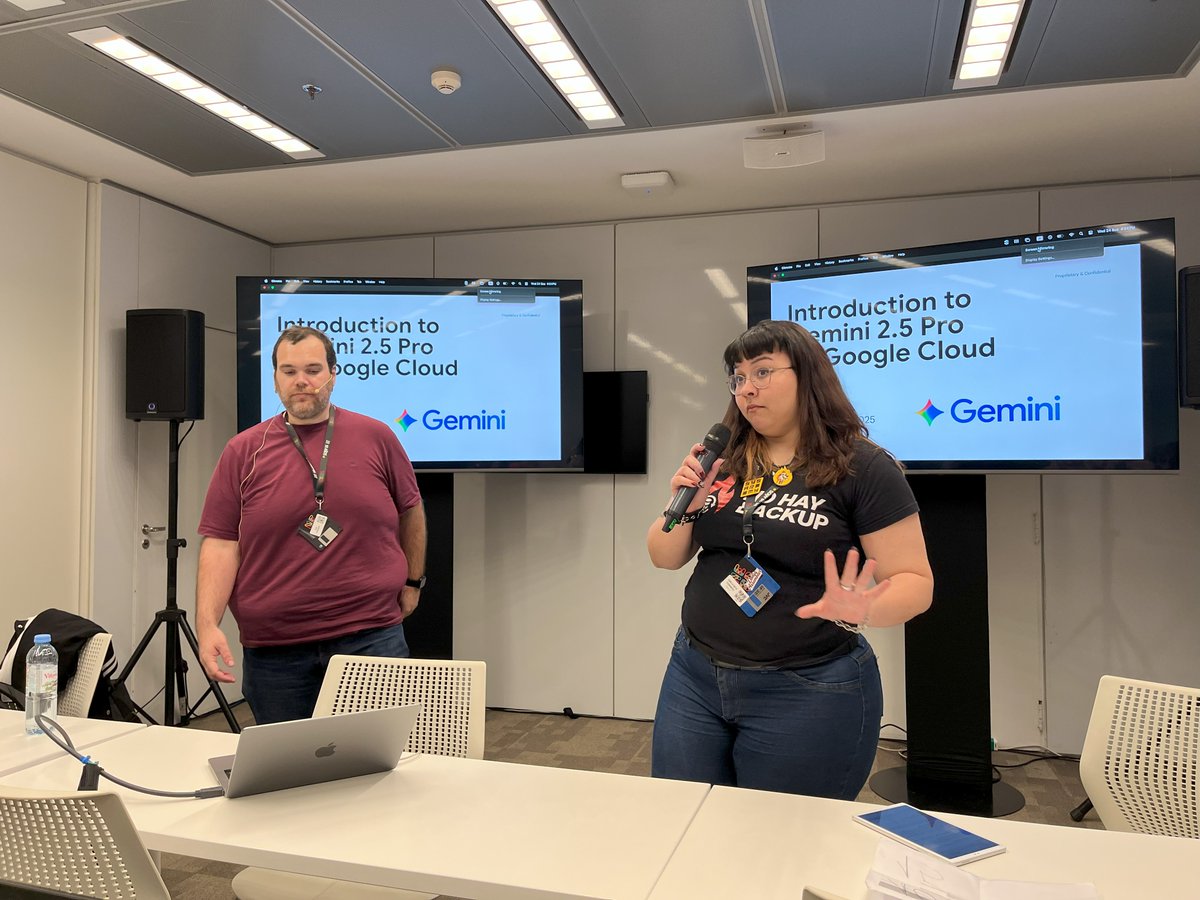 ch4rleston's tweet image. 🚀 Interesantes workshops en @Nerdearla!
🔹 Crea tu propio agente desde cero
Con Lesly Zerna (@leslysandra) y Nicolás Bello Camilletti (@nbellocam)
Mostraron cómo diseñar agentes inteligentes capaces de interactuar entre sí y con sistemas externos, y desplegarlos en entornos de…