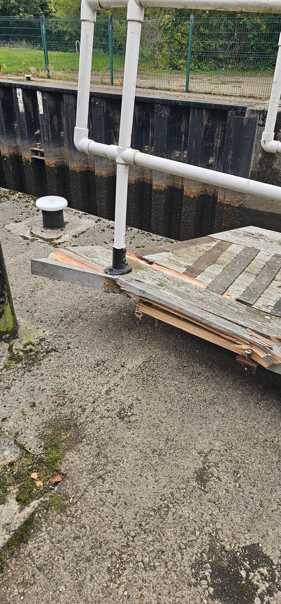 waynecramer's tweet photo. @CRTBoating @CRTYorkshireNE  Hi just come down Sprotbrough lock and low gates appear to have damage to the walkway and handrails. https://t.co/ot4Cx96bon