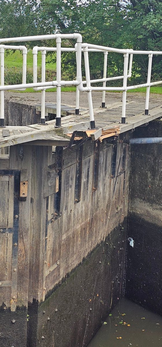 waynecramer's tweet photo. @CRTBoating @CRTYorkshireNE  Hi just come down Sprotbrough lock and low gates appear to have damage to the walkway and handrails. https://t.co/ot4Cx96bon