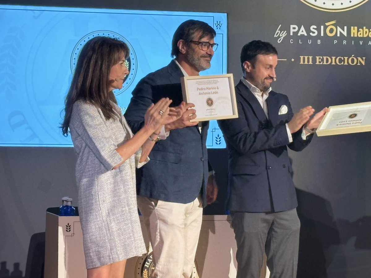 Campeones de España 🇪🇸 en el #HabanosWorldChallenge <a href="/pasionhabanos/">Club Pasión Habanos</a> ¡Olé!!.

Acompañamos a nuestro presidente, <a href="/PedroMerino1/">Pedro Merino</a> y  <a href="/antbadija/">🧙🏿‍♂️</a> en el marco incomparable del <a href="/Metropolitano/">Riyadh Air Metropolitano</a> , nos lo pasamos bomba celebrándolo y, siempre, haciendo #Atleti