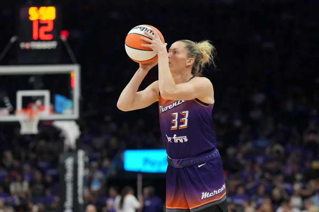 johnny_lockzzz's tweet image. Here’s a FREE PROP for Game 3 of semis of the WNBA playoffs:

Sami Whitcomb o13.5 P+R+A [FD] -110

10 likes/RT and I’ll drop another play.

What a SERIES this has been as G3 returns to the PHX Arena. 

On the season, Whitcomb has cleared 13.5 PRA in 5/6 H2H matches against…