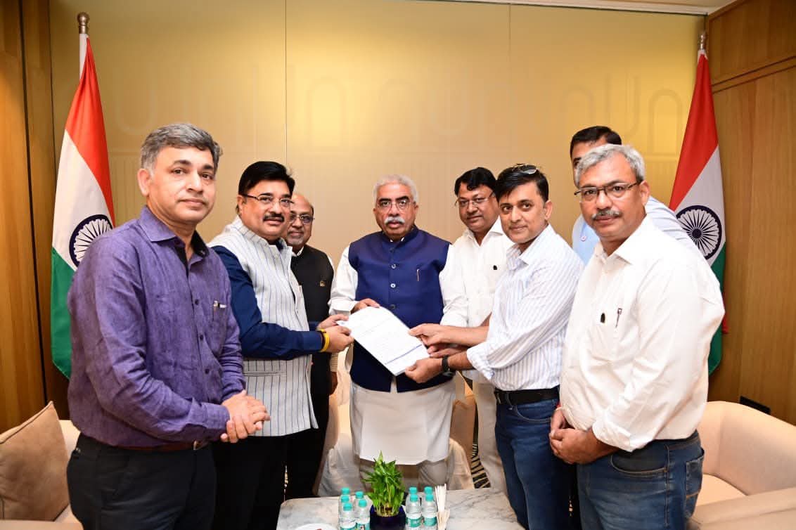 MSME मंत्री राकेश सचान से मिले IIA के राष्‍ट्रीय अध्‍यक्ष दिनेश गोयल, समस्‍याओं से कराया अवगत