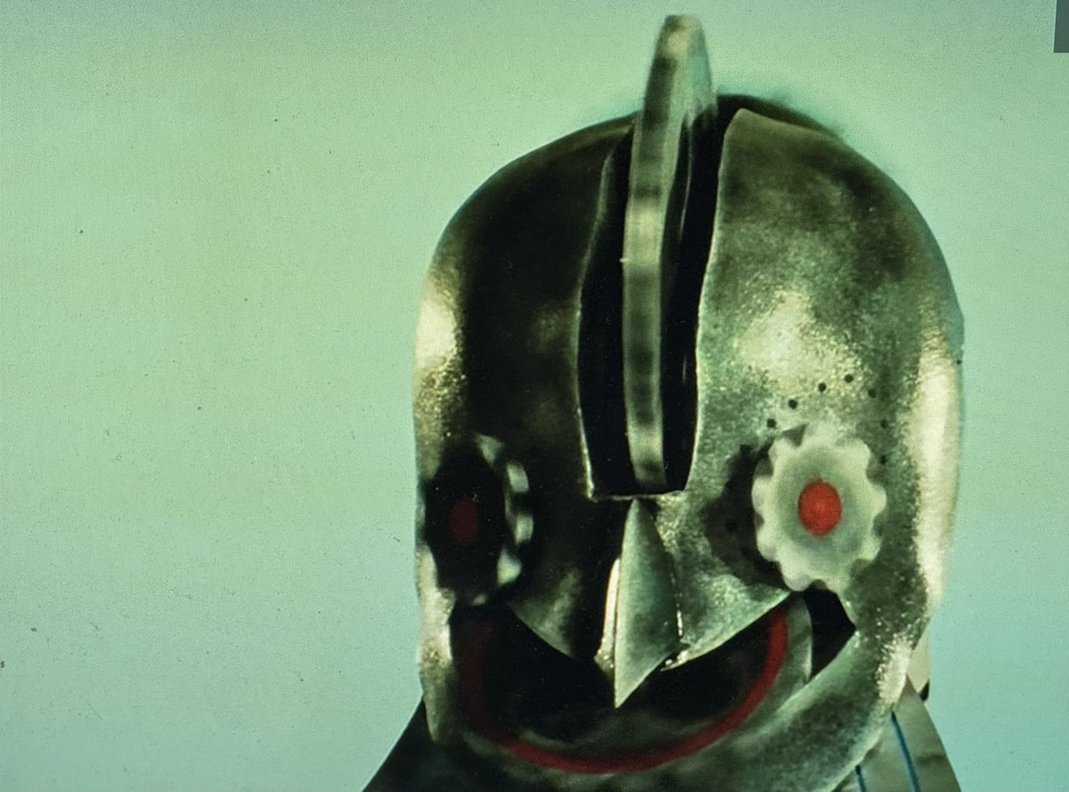 「秘密戦隊ゴレンジャー」第22
話黄色い空襲！アトランティスの悪夢。歯車仮面は顔が歯車で構成され、必殺技を使おうと顔の歯車を回すのだが、キレンジャーに妨害されて画面には現れない。このために歯車が回る造型物を用意しているのにだ。贅沢だ。