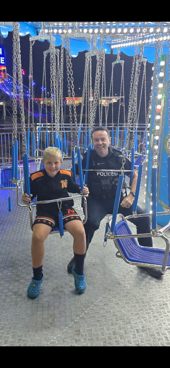 OwenSoundPolice's tweet image. During foot patrol, Constable Curry stopped by the midway that recently rolled into town to interact with local families &amp;amp; youth. 
#ConnectingWithCommunity.