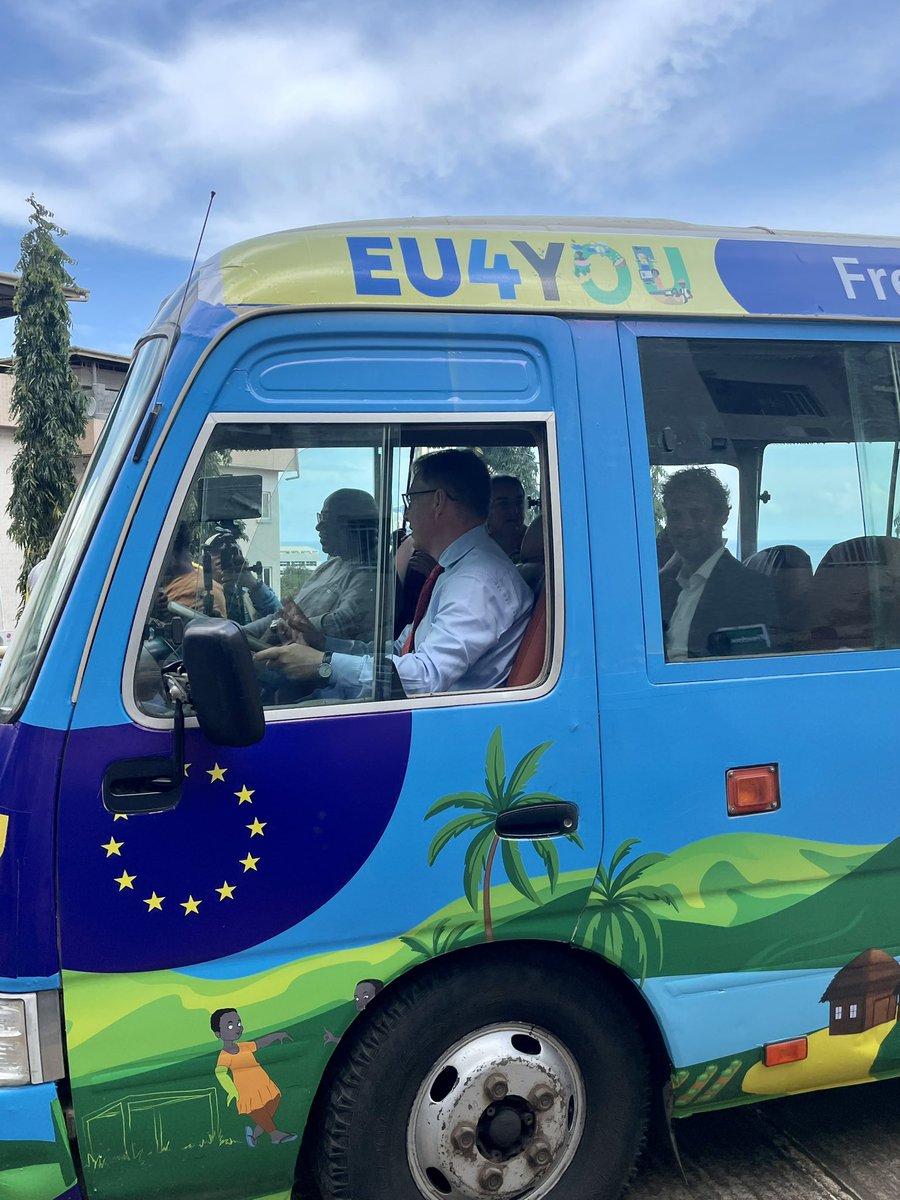 Today EU Amb. <a href="/JJankowskiEU/">JacekJankowskiEU</a> , <a href="/GERinSalone/">German Embassy Freetown</a> ,<a href="/IrlEmbFreetown/">Ireland in Sierra Leone</a> with Deputy Minister <a href="/moped2025/">Ministry of Planning and Economic Development</a> launched the 2025 EU BUS TOUR taking #TeamEurope to the people. From 29/9-3/10 projects will be visited and stories on how #GlobalGateway strategy is changing people’s lives will be told