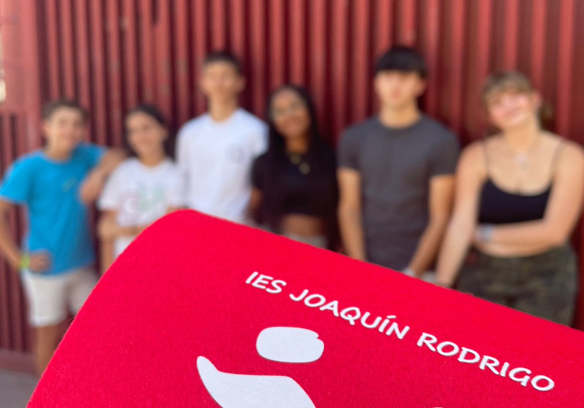 ijoaquinrodrigo's tweet image. ¡Y cerramos semana con ellos! ¡Son las caras del diseño de portada de este curso, la escalera humana de los seis niveles académicos! ! ¡Podréis leer el reportaje en el número de septiembre de #CJR! ¡Hasta entonces, feliz finde a todos! #SerQuienQuieras #joaquinrodriguismo