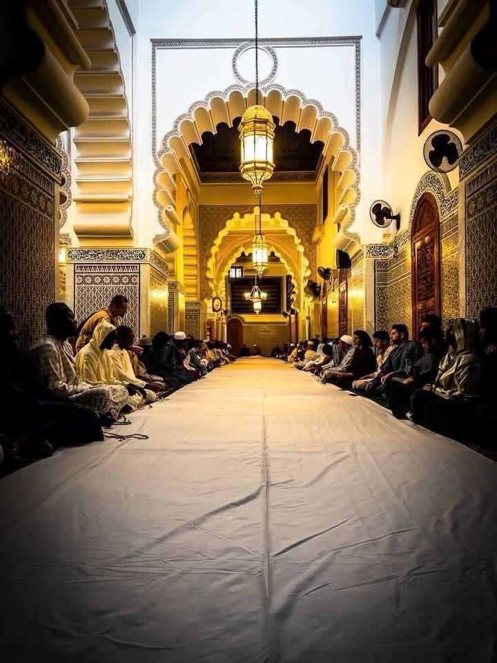 Sidi Al-'Arabi b. Al-Sā‘ih رضي الله عنه a dit dans son livre « Bughyat al-Mustafid » : « Et il a mentionné, satisfaction d’Allāh sur lui, que les gens complets parmi les personnes qui s'occuperont de l'éducation (tarbiyyah) et de l'indication (irshād) parmi les gens de sa voie,