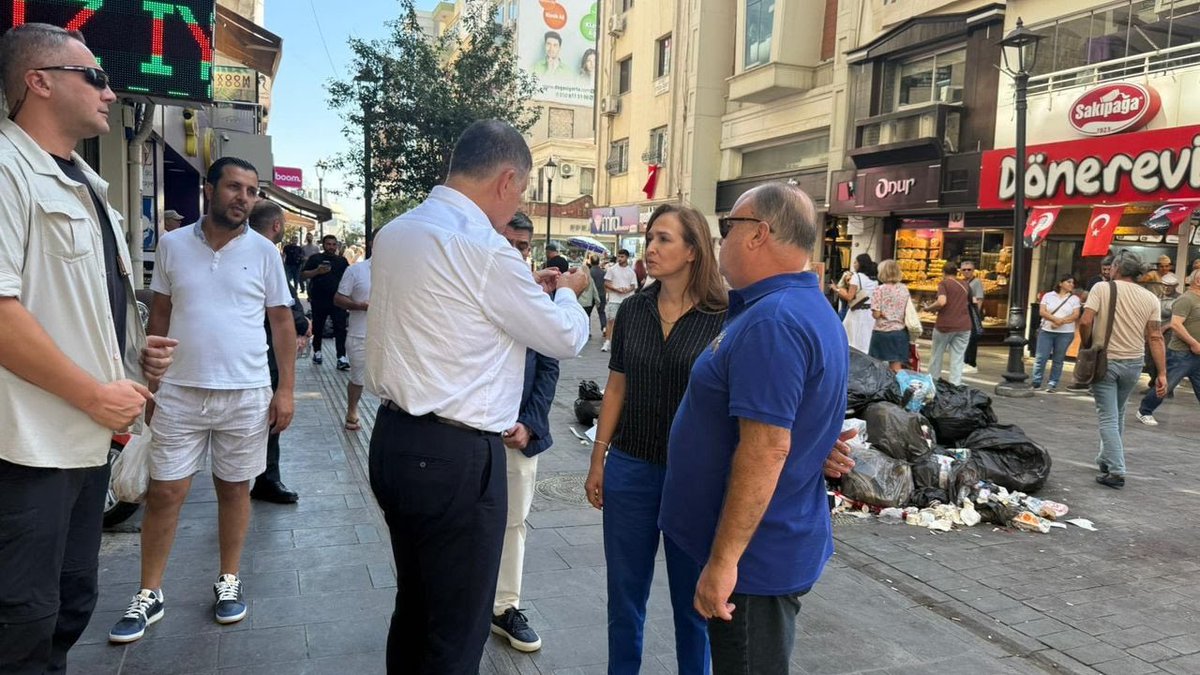 İzmir Büyükşehir Belediye başkanı Cemil Tugay dün Karşıyaka’ya giderek sokakta vatandaşlarla beraber çöp toplamaya çalışıyor daha sonra caddenin orta yerinde Karşıyaka Belediye Başkanı Yıldız Ünsal’la tartışıyor:

Cemil Tugay: “Burada 5 yıl başkanlık yaptım, Karşıyaka hiç bu hale
