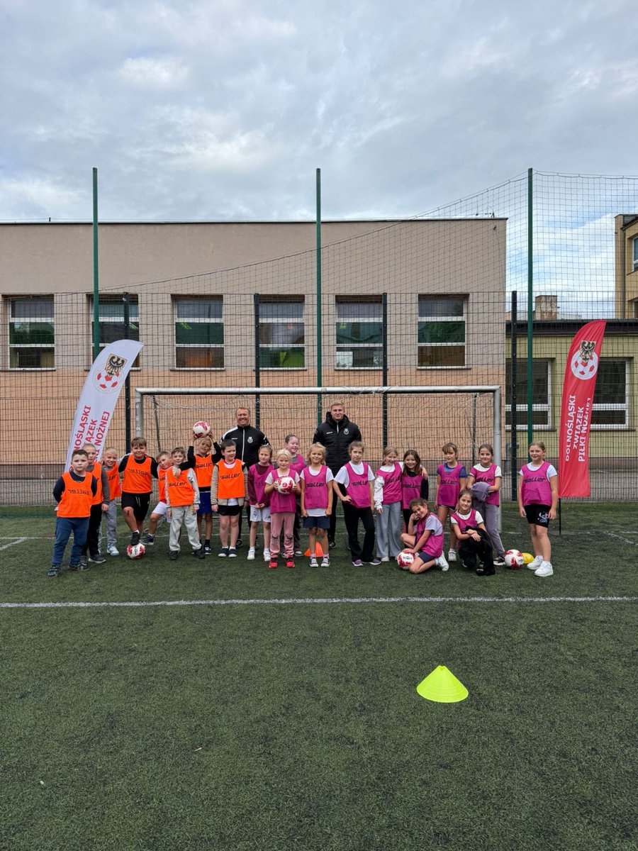 DolZPN's tweet image. 📍 Dzisiaj nasi trenerzy odwiedzili Szkołę Podstawową nr 2 im. Orła Białego w Bolesławcu! ⚽️
Zajęcia odbyły się w ramach projektu #zDolnośląskieDzieciaki, którego celem jest zachęcanie najmłodszych do aktywności sportowej, rozwijania piłkarskich pasji i budowania zdrowych…