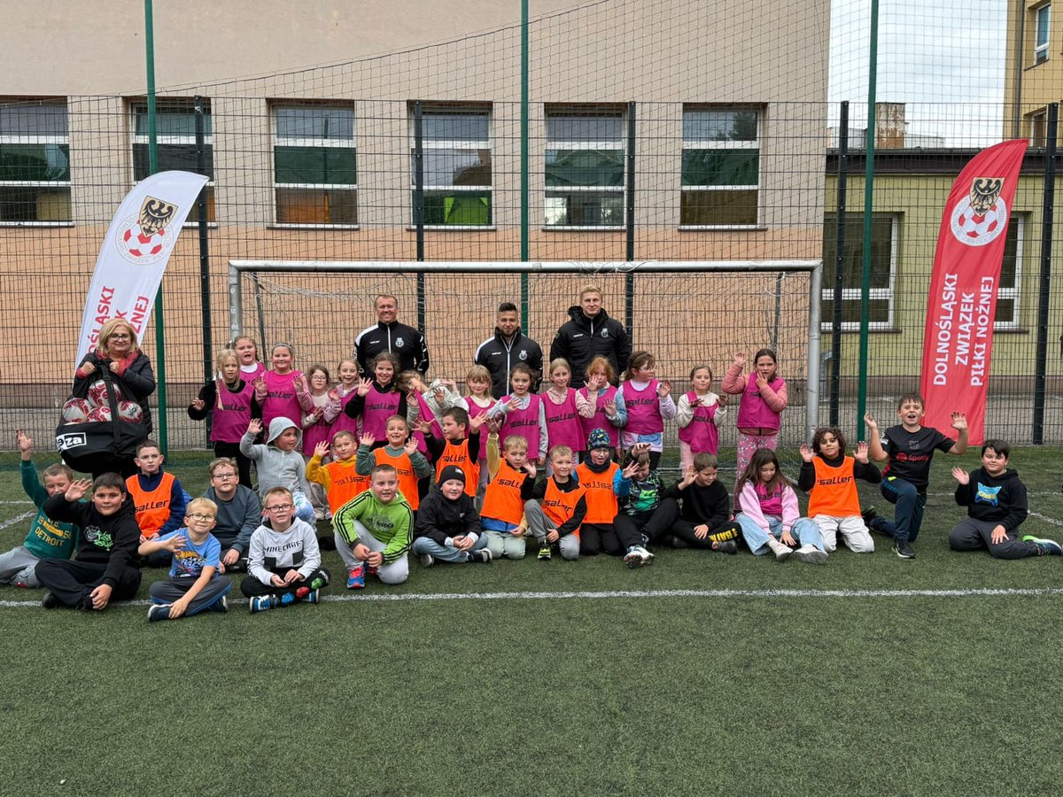 DolZPN's tweet image. 📍 Dzisiaj nasi trenerzy odwiedzili Szkołę Podstawową nr 2 im. Orła Białego w Bolesławcu! ⚽️
Zajęcia odbyły się w ramach projektu #zDolnośląskieDzieciaki, którego celem jest zachęcanie najmłodszych do aktywności sportowej, rozwijania piłkarskich pasji i budowania zdrowych…