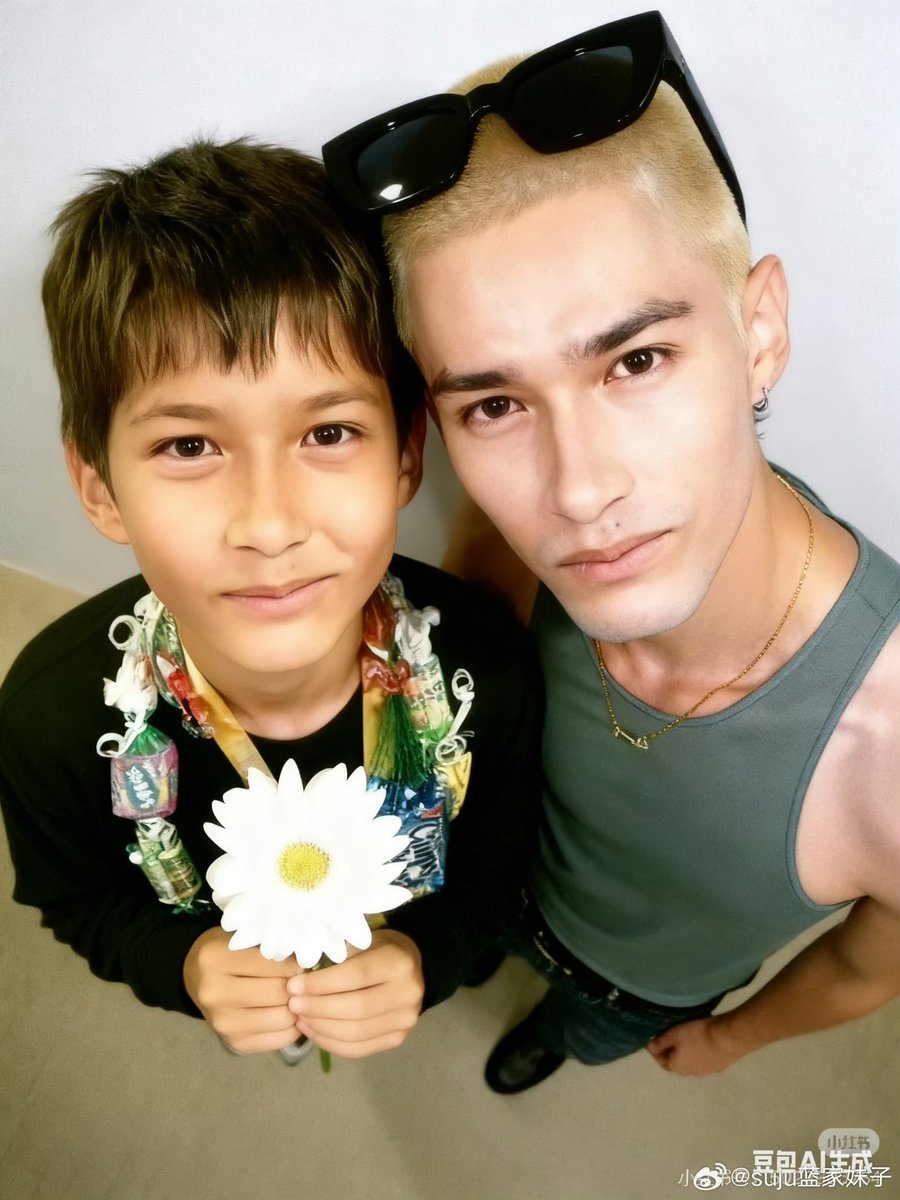 MikaFans_VN's tweet photo. [2025.09.26] 

Khi Mimi chụp ảnh cùng Lil Mimi 📸

Khác nhau về size thôi chứ còn mặt y sì như lúc nhỏ ☺️🥝

Chứng nhận Mimi đẹp trai từ nhỏ đến lớn 💚😍

———

Cre : suju蓝家妹子

#Mika #mikah #มิกะ #米卡 #MikaHashizume #橋爪ミカ #미카 https://t.co/OLq2euiWAY