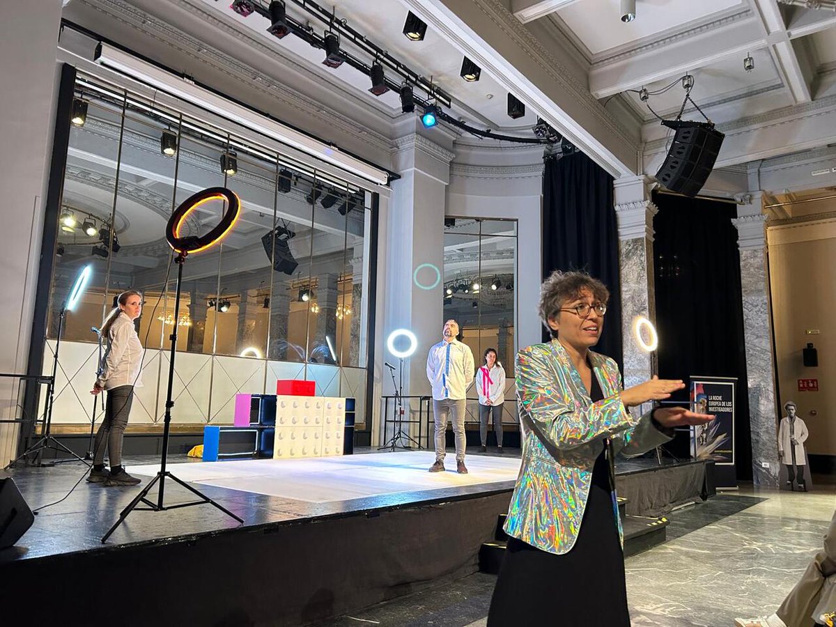 madrimasd's tweet image. 🟢 Estudiantes de distintos centros de Madrid se han transformado en “espect-actores” en una jornada que ha unido ciencia, cultura y participación.

🚀 ¡Continuamos esta tarde con más actividades para seguir aprendiendo y disfrutando!