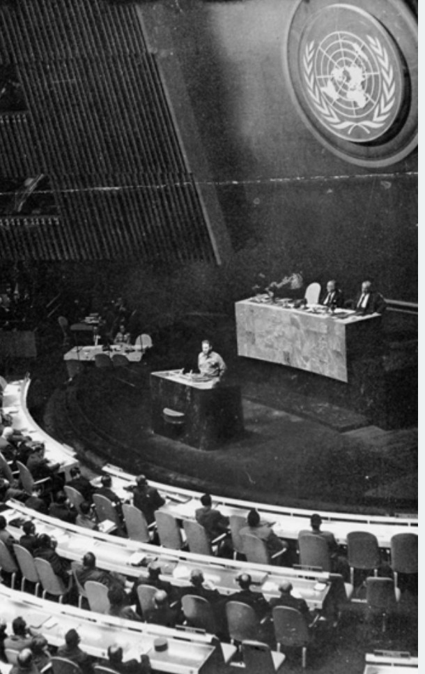 🕰️ Hace 65 años, Fidel habló durante 4 horas y 29 minutos en la ONU.  
Su voz retumbó con claridad, valentía y visión.  
Hoy, sus palabras siguen vigentes.
🌍 El mundo lo escuchó y lo respetó.  
Porque cuando se habla con la verdad, no hay tiempo que la borre.  
#100AñosConFidel