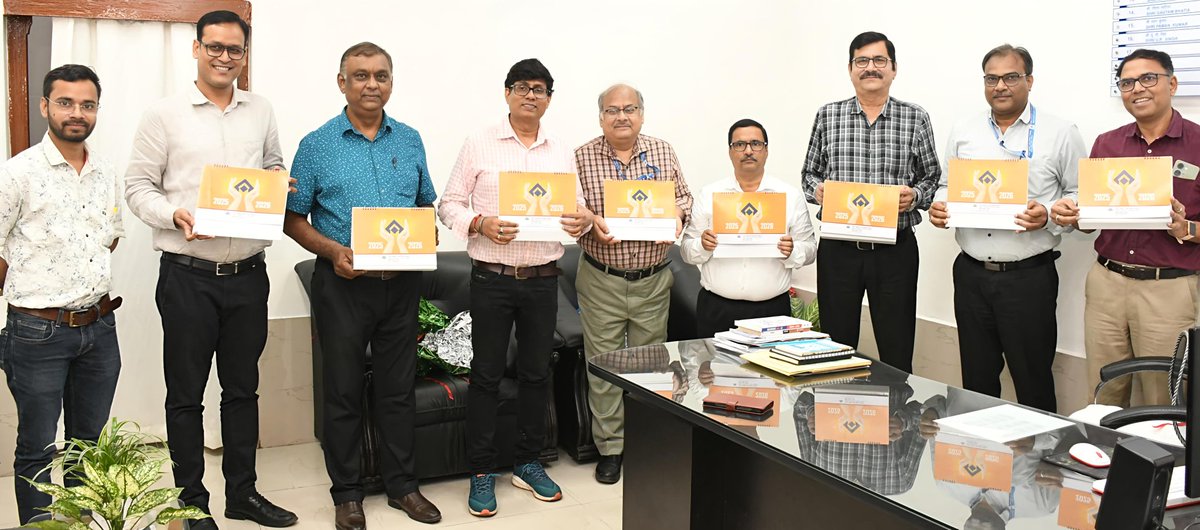 SAIL_IISCOSteel's tweet image. A unique desk calendar displaying #CSR initiatives (in & around Burnpur) as well as monthly ABP targets, was unveiled. Unlike traditional calendars, it begins from April 1 to align with the financial year & ABP cycle thereby adding value & relevance.
@SAILsteel 
@SteelMinIndia
