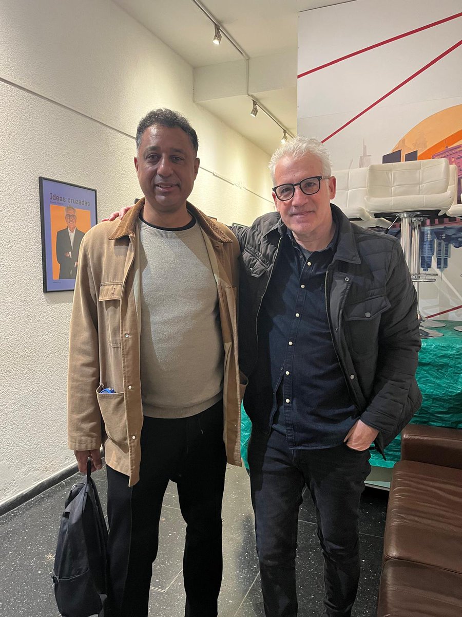 8.15 AM en la recepción de <a href="/TVCIUDADuy/">TVCIUDAD</a> nos encontramos con <a href="/PeluffoTangos/">Gabriel Peluffo</a> y coincidimos que es la primera vez en décadas que nos vemos tan temprano descansados y bien dormidos y no sin seguir de largo de la noche 😃. <a href="/buitresok/">buitres</a>  toca en Sitio el próximo 4 de octubre