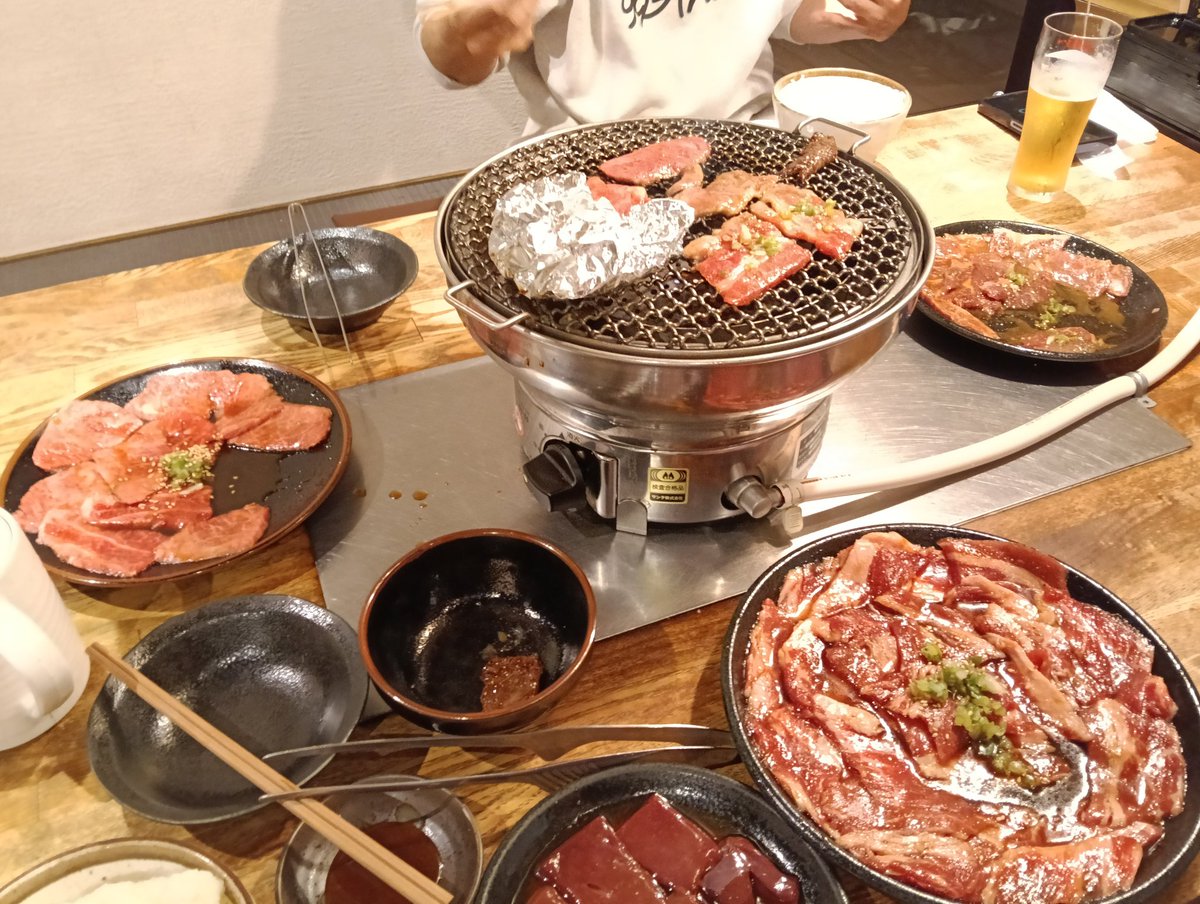 お誕生日さんにお肉ごちそうしてもらった😂😂😂
(逆じゃね??ww)

正確には、誕プレが高級過ぎて貰うの悪いって言うから、なら焼肉代出して！ってなった次第ですww

小娘①と②も一緒ww