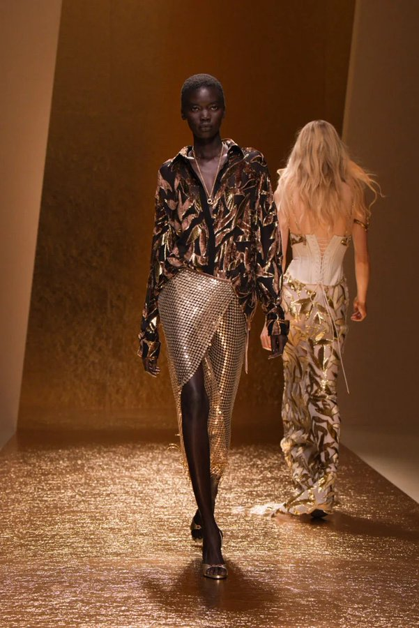 XFashion's tweet image. More from the @Roberto_Cavalli SS26 runway show at Milan Fashion Week 

A thread: