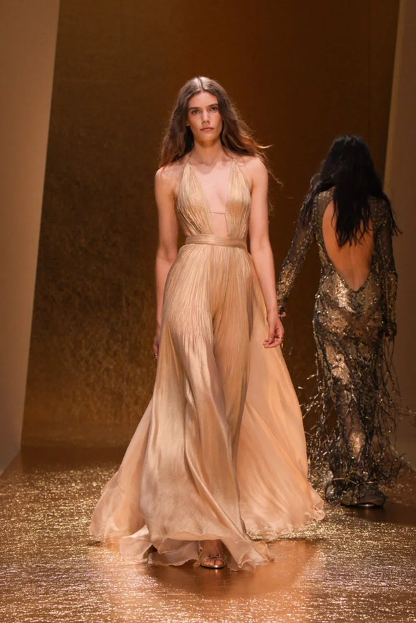 XFashion's tweet image. More from the @Roberto_Cavalli SS26 runway show at Milan Fashion Week 

A thread: