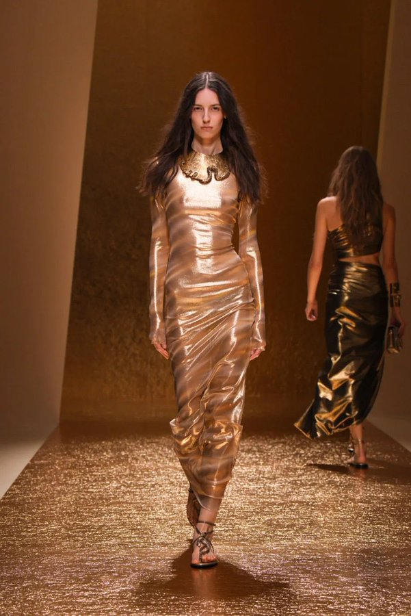 XFashion's tweet image. More from the @Roberto_Cavalli SS26 runway show at Milan Fashion Week 

A thread: