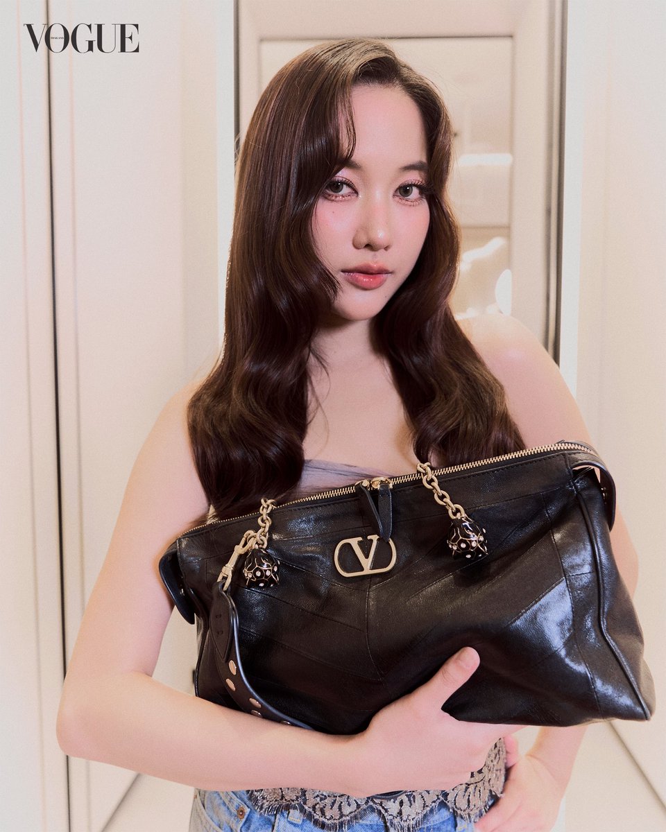 VogueThailand's tweet image. #VogueReports โว้กพาชมลุคของเหล่าเซเลบริตี้ที่มาร่วมงาน Valentino Le Méta-Théâtre des Intimités Collection and Valentino Garavani and Vans Presentation กับการนำเสนอคอลเล็กชั่นผลงานล่าสุดของ Alessandro Michele ผู้อำนวยการสร้างสรรค์คนปัจจุบัน…