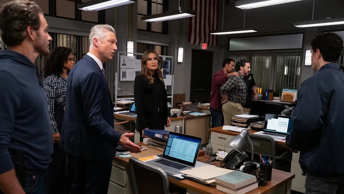 fangirlish's tweet image. #SVU Season 27 Episode 1 just gave us hope for Benson and Stabler's relationship, but that's not all that made this hour a strong one. See what else worked for us HERE: fangirlish.me/46r2sbi #Bensler #EO