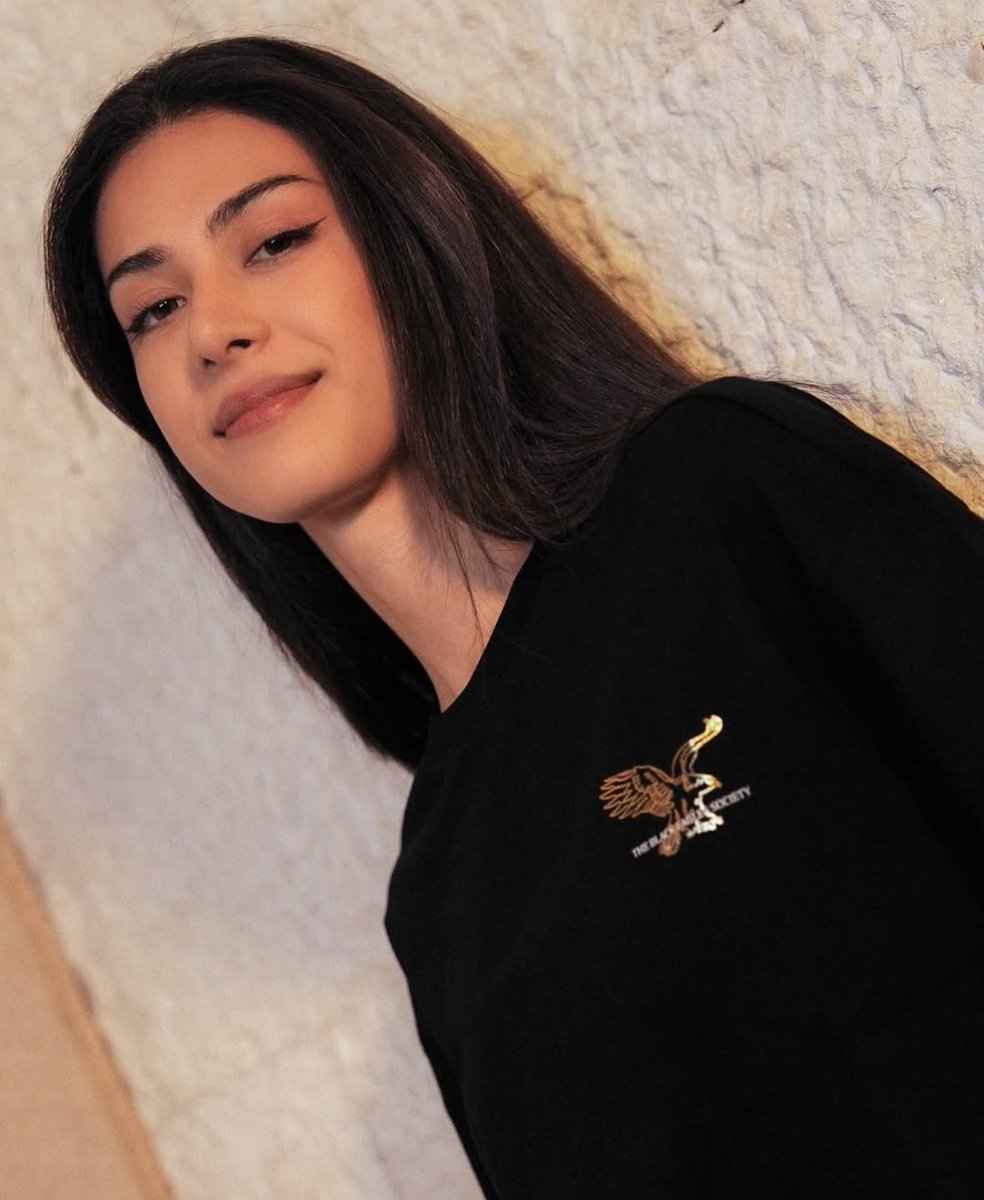 Müzisyen M Lisa, Beşiktaş ürünleriyle Kartal Yuvası için poz verdi.