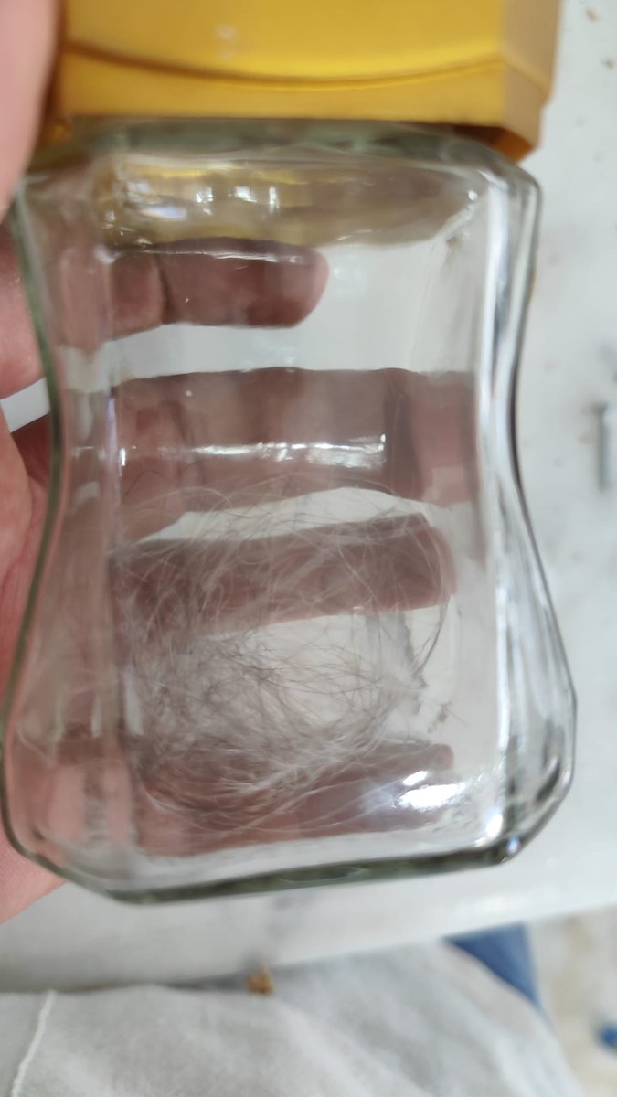 Bir yıl içinde üçüncü buluşum. Bundan önce iki defa kapı kasasının arasına sıkıştırılmış kağıt buldum. Bundan sonra mobilya işine ek olarak Rukye hizmeti de verecem. En az işim kadar kazandırır:))