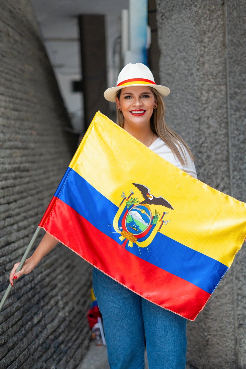 🇪🇨 Desde el Azuay con orgullo levantamos nuestros tres colores.
La bandera nos inspira a luchar por un Ecuador justo, digno y unido.
Que flamee siempre como recordatorio de que la patria se defiende con valentía, esperanza, sin miedo y con el agua como vida.
#DíaDeLaBandera